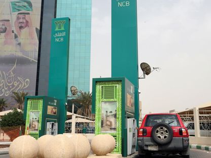 صرافات آلية يعتليها شعار البنك الأهلي التجاري السعودي - المصدر: بلومبرغ