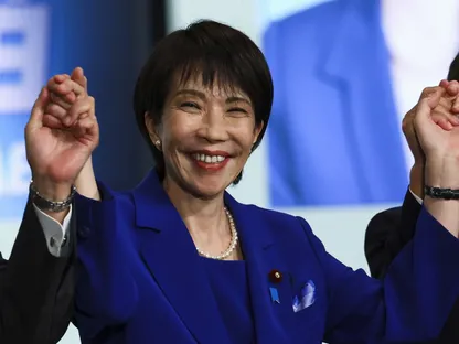 ساناي تاكايتشي، زعيمة الحزب الليبرالي الديمقراطي المنتخبة حديثاً، تحتفل بفوزها في انتخابات قيادة الحزب في 4 أكتوبر 2025 في طوكيو، اليابان - Getty Images
