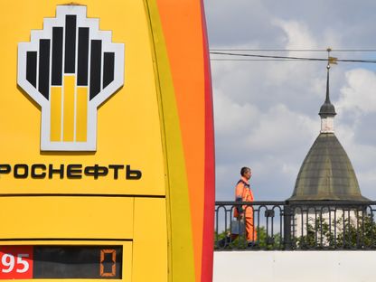 شعار شركة \"روسنفت\" الروسية العملاقة في محطة وقود بالعاصمة موسكو  - المصدر: ا.ف.ب