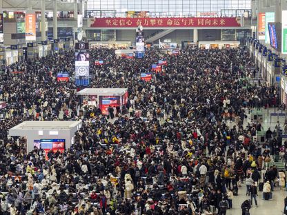 مسافرون في محطة سكة حديد شنغهاي هونغكياو في شنغهاي، الصين - المصدر: بلومبرغ