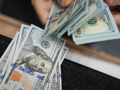 موظف يعد أوراق نقدية بالدولار الأميركي في مكتب صرف العملات في جاكرتا، إندونيسيا - المصدر: بلومبرغ