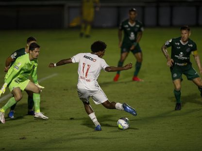 اللاعب تاليس ماجنو من نادي فاسكو دا جاما يركل الكرة خلال مباراة ضد نادي جوياس في ملعب ساو جانواريو في ريو دي جانيرو. البرازيل، في 25 فبراير 2021. - المصدر: بلومبرغ