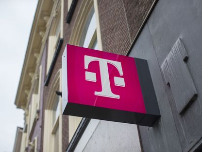 شعار T-Mobile خارج متجر للهواتف المحمولة تديره شركة \"دويتشه تيليكوم\" في مدينة أوتريخت، هولندا - المصدر: بلومبرغ