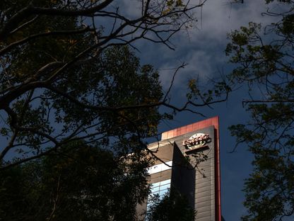 شعار شركة \"تايوان لتصنيع أشباه الموصلات\" أعلى مقرها الرئيسي في مقاطعة هسينشو، تايوان - المصدر: بلومبرغ