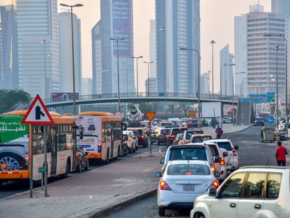 مركبات خلال ازدحام مروري على شارع الملك عبد العزيز آل سعود في مدينة الكويت - الشرق/بلومبرغ