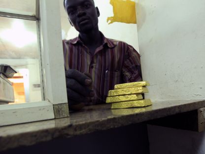 رجل يعرض سبائك ذهب في معمل بسوق الذهب بالخرطوم. السودان - المصدر: رويترز