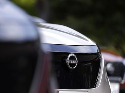 علامة شركة \"نيسان موتور\" على سيارة من طراز \"أريا\" الكهربائية الرياضية متعددة الاستخدامات  خلال فعالية اختبار قيادة في طوكيو في اليابان - المصدر: بلومبرغ