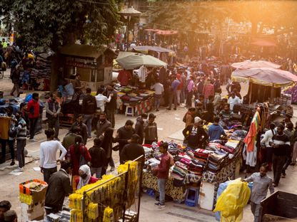 عملاء يتسوقون في أكشاك بيع ملحقات الكمبيوتر والملابس والسلع المنزلية الأخرى بسوق نهرو بليس لأدوات تكنولوجيا المعلومات في نيودلهي، الهند. - المصدر: بلومبرغ