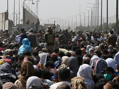 حشد من المواطنين الأفغان عند أسوار مطار كابل. أفغانستان - AFP