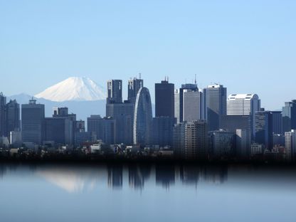 قمة جبل \"فوجي\" تظهر من خلال المباني في طوكيو، اليابان. - المصدر: بلومبرغ