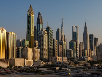 ناطحة سحاب برج خليفة، في الوسط، وهي تتوسط العقارات التجارية والسكنية في دبي، الإمارات العربية المتحدة - المصدر: بلومبرغ