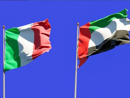 علم الإمارات (إلى اليمين)، بجانب علم إيطاليا (يساراً) - المصدر: وام