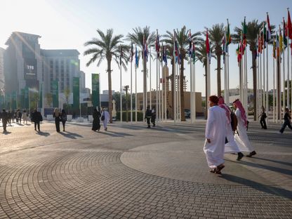 مشاركون في مؤتمر \"كوب 28\" في مدينة إكسبو بدبي، الإمارات العربية المتحدة - المصدر: بلومبرغ