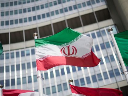 علم إيران خارج مقر \"الوكالة الدولية للطاقة الذرية\" في فيينا - المصدر: غيتي إيمجز