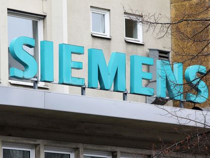 شعار شرك \" سيمنز إنرجي\" يزين واجهة مصنع توربينات الغاز في برلين، ألمانيا - المصدر: بلومبرغ