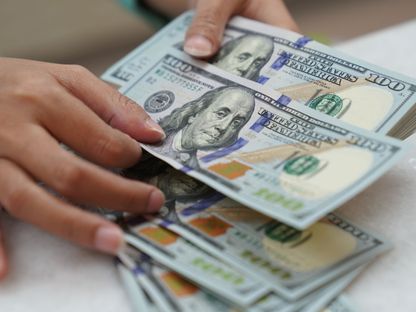 عامل يحسب الأوراق النقدية بالدولار الأمريكي في مكتب صرف العملات في جاكرتا، إندونيسيا. - المصدر: بلومبرغ