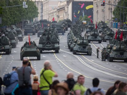 حشد من المواطنين يتابع عربات عسكية ودبابات تمر عبر منطقة وسط موسكو خلال التدريب على العرض  العسكري للاحتفال بيوم النصر في يونيو 2020 - المصدر: بلومبرغ