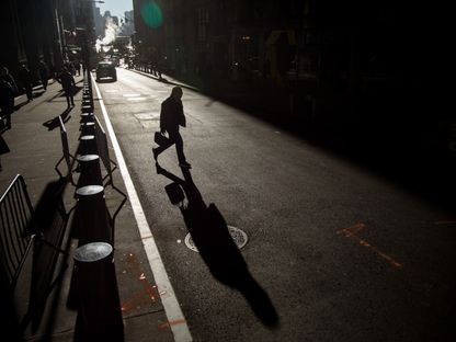 مارة يسيرون في شارع وول ستريت قرب بورصة نيويورك، الولايات المتحدة - المصدر: بلومبرغ