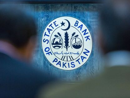 شعار بنك الدولة الباكستاني يظهر على شاشة خلال مؤتمر صحفي في كراتشي، باكستان - المصدر: بلومبرغ