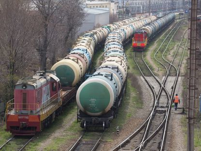 عربات السكك الحديدية لشحن النفط في مصفاة \"آر إن توابسينسكي\" (RN-Tuapsinsky) ، التي تديرها شركة \"روسنفت أويل\" (Rosneft Oil)، في توابسي، روسيا، يوم الإثنين 23 مارس 2020. - المصدر: بلومبرغ