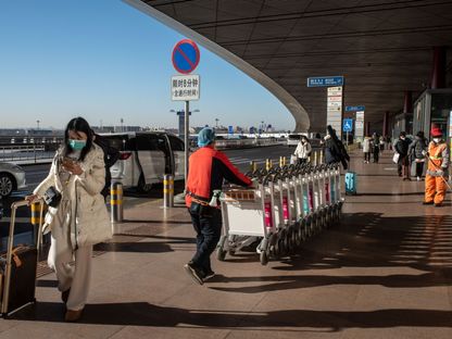 عامل يجر عربات حمل الحقائب في مطار العاصمة بكين الدوليفي بكين، الصين، يوم 30 ديسمبر 2022  - المصدر: بلومبرغ