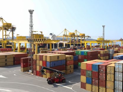 حاويات في ميناء تريست في إيطاليا - بلومبرغ
