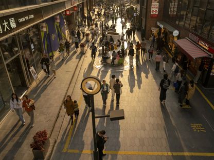 متسوقون في منطقة التسوق \"نانجينغ رود ويست\" في شنغهاي الصين. 2 مارس 2025 - بلومبرغ