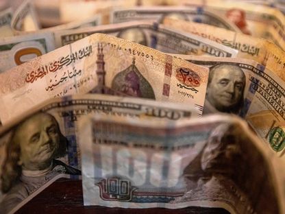 أوراق نقدية من فئة 100 جنيه مصري 100 دولار أميركي - المصدر: بلومبرغ