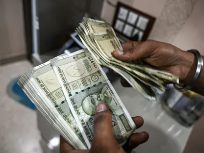 شخص يعد أوراق نقد هندية من فئة 500 روبية في مكتب صرافة في نيودلهي - بلومبرغ