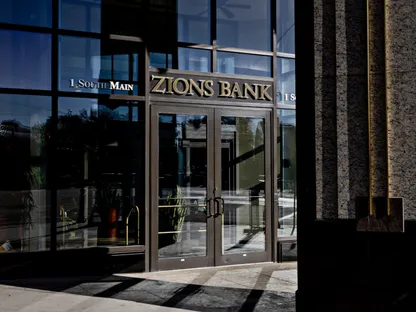 مدخل مصرف \"زيونز بانكورب\" في نيويورك - بلومبرغ