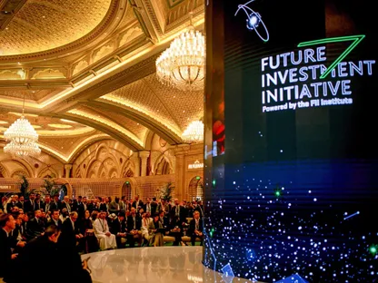 عدد من الحضور يشاهدون بثاً في إحدى فعاليات مبادرة مستقبل الاستثمار السابقة في الرياض، السعودية - المصدر: بلومبرغ