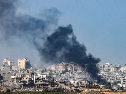 دخان يتصاعد وحطام متناثر بعد غارة إسرائيلية على قطاع غزة - المصدر: بلومبرغ