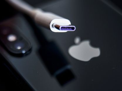 شاحن (USB-C) فوق جهاز \"أيفون\" - المصدر: غيتي إيمجز