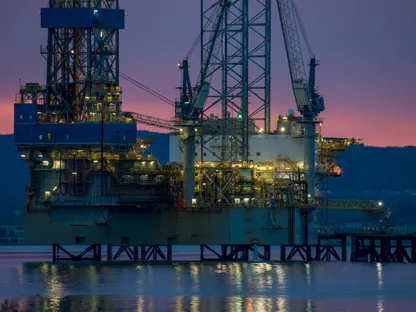 منصة حفر بحرية متنقلة في ميناء كرومارتي فيرث في المملكة المتحدة، 23 يونيو 2020. - بلومبرغ