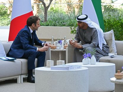 رئيس دولة الإمارات الشيخ محمد بن زايد آل نهيان والرئيس الفرنسي إيمانويل ماكرون خلال زيارة الأخير إلى الإمارات عام 2021 - المصدر: أ.ف.ب