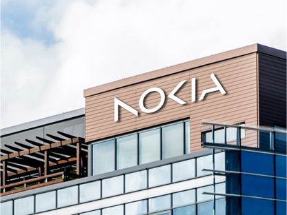 شعار \"نوكيا\" الجديد على واجهة مبنى مقرها الرئيسي في مدينة إسبو، فنلندا - المصدر: شركة \"نوكيا\"
