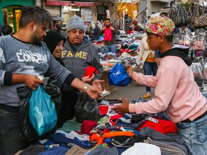 عملاء يشترون بضائع في سوق ليلي في الإسكندرية، مصر. - المصدر: بلومبرغ