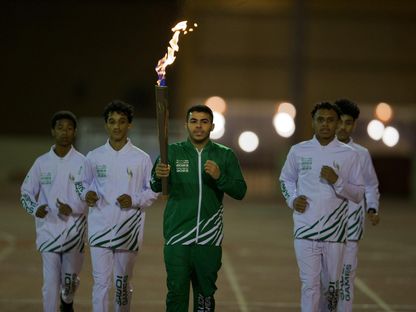 يحي الشهري، لاعب \"نادي الرياض\" السعودي لكرة القدم يحمل شعلة دورة الألعاب السعودية في دورتها الأولى لعام 2022 - المصدر: بلومبرغ