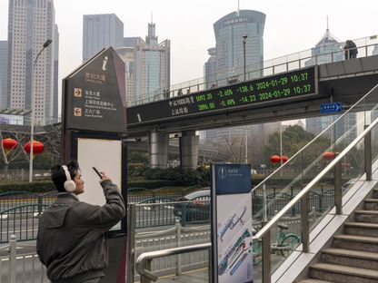 شريط إلكتروني يعرض بيانات الأسهم في منطقة لوجياتسوي المالية في بودونغ في شنغهاي، الصين - المصدر: بلومبرغ