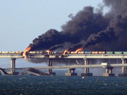 الدخان الأسود يتصاعد من جسر كيرش الذي يربط شبه جزيرة القرم بروسيا يوم 8 أكتوبر 2022 - المصدر: أ.ف.ب