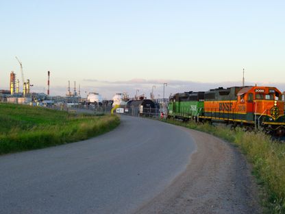 قطار شحن يغادر محطة غاز  تابعة لشركة \"هيس\"، داكوتا الشمالية، الولايات المتحدة  - المصدر: بلومبرغ