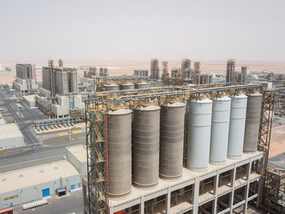 خزانات المعالجة  في مصفاة \"الرويس\" ومجمع البتروكيماويات في الرويس، الإمارات العربية المتحدة - المصدر: بلومبرغ
