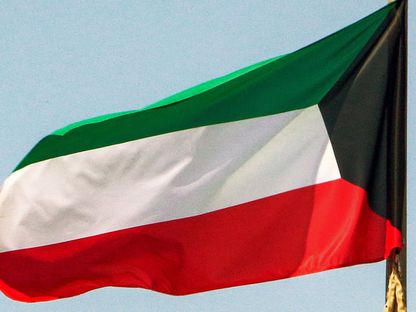 العلم الوطني الكويتي وهو يرفرف على سارية في مدينة الكويت في يوم 20 سبتمبر 2020 - المصدر: أ.ف.ب