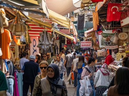 متسوقون يشقون طريقهم عبر أحد شوارع السوق المزدحمة في إزمير، تركيا - المصدر: بلومبرغ