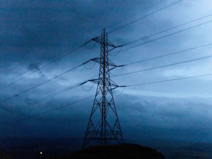 خطوط نقل الطاقة الكهربائية بالقرب من سد كروتشان، في محطة للطاقة الكهرومائية، المملكة المتحدة - المصدر: بلومبرغ