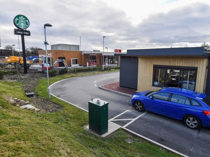 متجر \" ستاربكس\" عبر خدمة الطلب من السيارة في جيلدرسم بالقرب من ليدز ، المملكة المتحدة  - المصدر: بلومبرغ