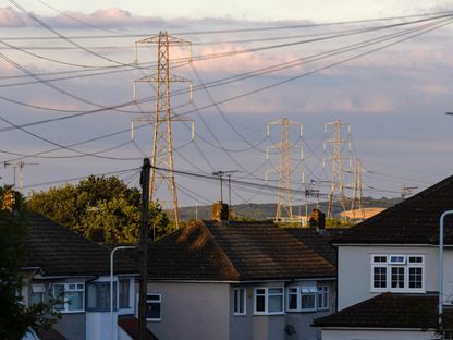 أبراج نقل الكهرباء قرب منازل سكنية في أبمينستر بالمملكة المتحدة - المصدر: بلومبرغ