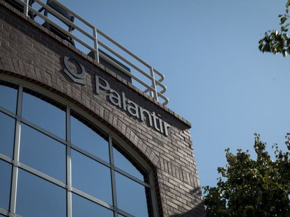 تُعرض لافتات شركة Palantir Technologies . خارج مقر الشركة في بالو ألتو ، كاليفورنيا ، الولايات المتحدة. - المصدر: بلومبرغ