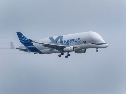 طائرة إيرباص \"SE A330 Beluga XL\" الضخمة تستعد للهبوط في مطار تابع للشركة في تولوز. فرنسا - المصدر: بلومبرغ