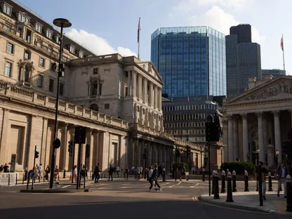 بنك إنجلترا في مدينة لندن ، المملكة المتحدة. قد يقترب بنك إنجلترا من تشديد السياسة النقدية ، وإلغاء 900 مليار جنيه إسترليني من آلية شراء السندات. - المصدر: بلومبرغ